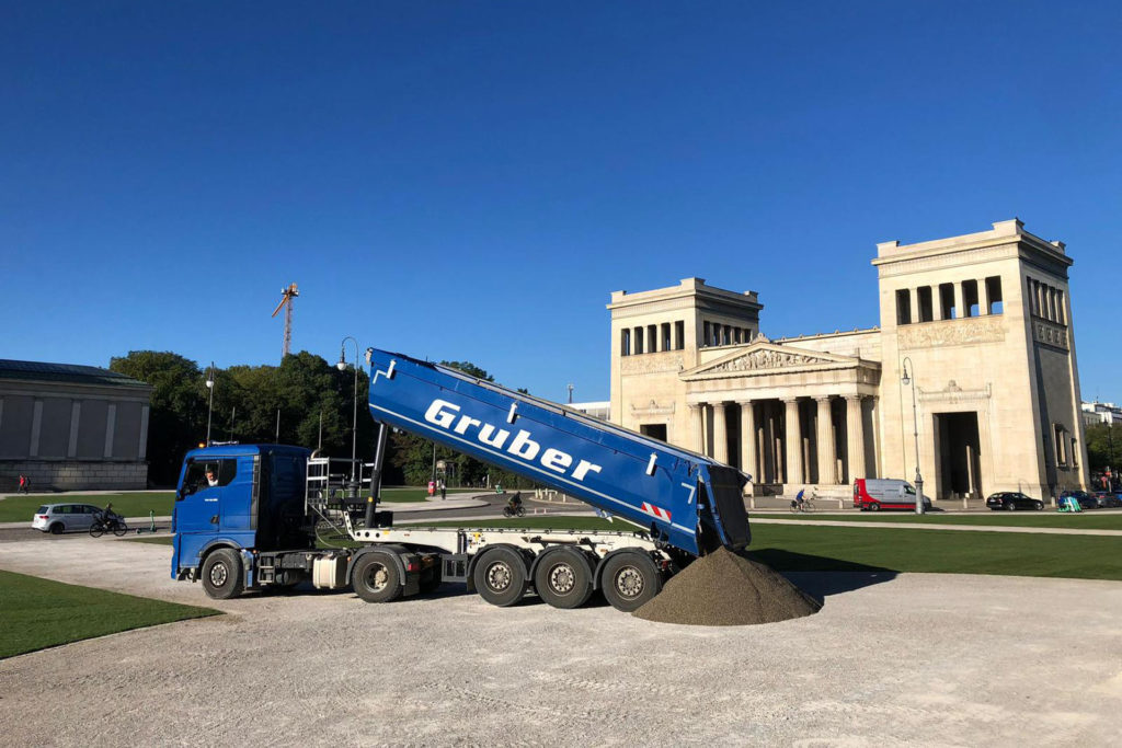Rollrasen am Königsplatz und Ausbesserungsarbeiten an den wassergebundenen Wegen im Detail.